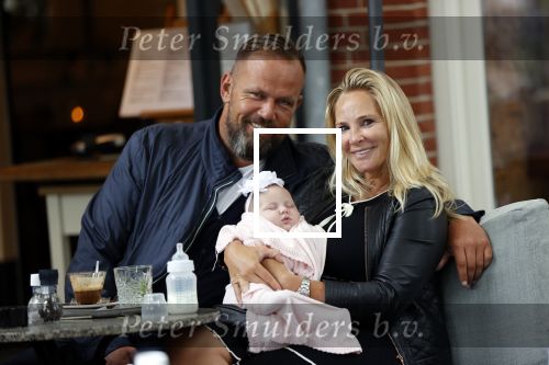 Amsterdam 24/25 juli 2020
Jaimy v Lent met haar baby/dochter en partner  op terras bij Joffers