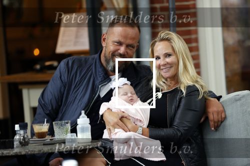 Amsterdam 24/25 juli 2020
Jaimy v Lent met haar baby/dochter en partner  op terras bij Joffers