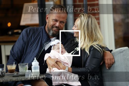 Amsterdam 24/25 juli 2020
Jaimy v Lent met haar baby/dochter en partner  op terras bij Joffers
