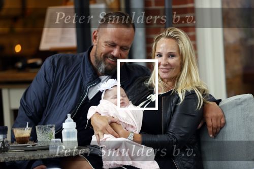 Amsterdam 24/25 juli 2020
Jaimy v Lent met haar baby/dochter en partner  op terras bij Joffers
