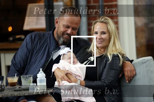 Amsterdam 24/25 juli 2020
Jaimy v Lent met haar baby/dochter en partner  op terras bij Joffers