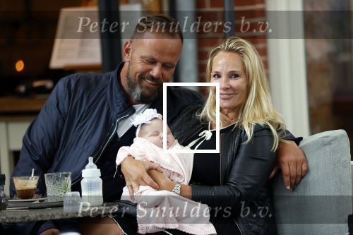Amsterdam 24/25 juli 2020
Jaimy v Lent met haar baby/dochter en partner  op terras bij Joffers