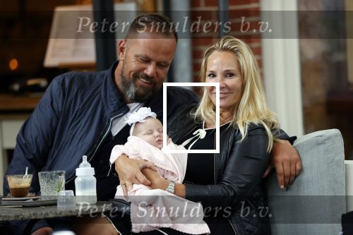 Amsterdam 24/25 juli 2020
Jaimy v Lent met haar baby/dochter en partner  op terras bij Joffers