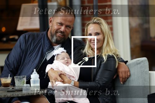 Amsterdam 24/25 juli 2020
Jaimy v Lent met haar baby/dochter en partner  op terras bij Joffers