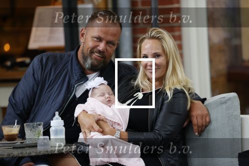 Amsterdam 24/25 juli 2020
Jaimy v Lent met haar baby/dochter en partner  op terras bij Joffers