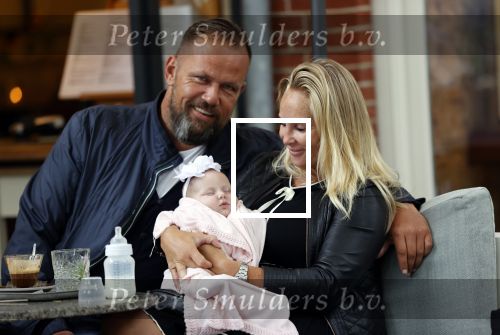 Amsterdam 24/25 juli 2020
Jaimy v Lent met haar baby/dochter en partner  op terras bij Joffers