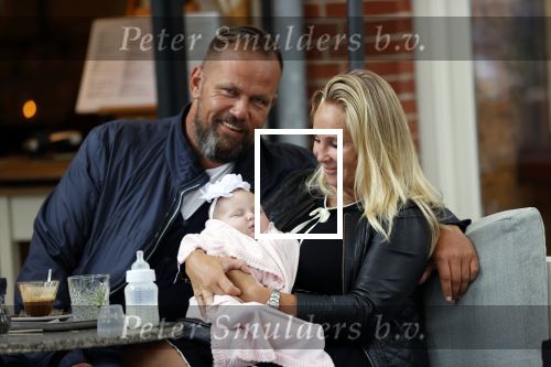 Amsterdam 24/25 juli 2020
Jaimy v Lent met haar baby/dochter en partner  op terras bij Joffers