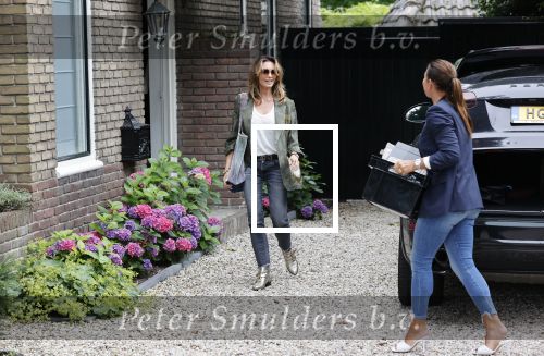 Huizen 25 juli 2020
Leontine Borsato met interieur designer Olga Wintermans bij haar nieuw huis .
