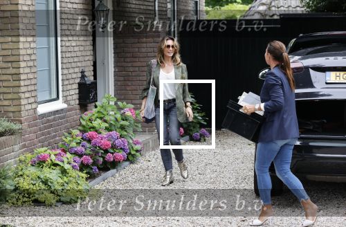 Huizen 25 juli 2020
Leontine Borsato met interieur designer Olga Wintermans bij haar nieuw huis .
