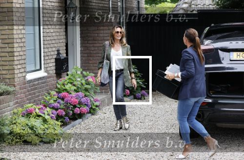 Huizen 25 juli 2020
Leontine Borsato met interieur designer Olga Wintermans bij haar nieuw huis .