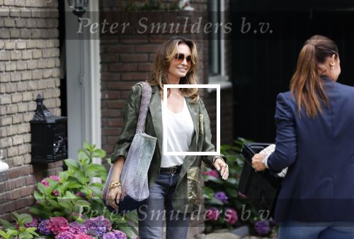 Huizen 25 juli 2020
Leontine Borsato met interieur designer Olga Wintermans bij haar nieuw huis .