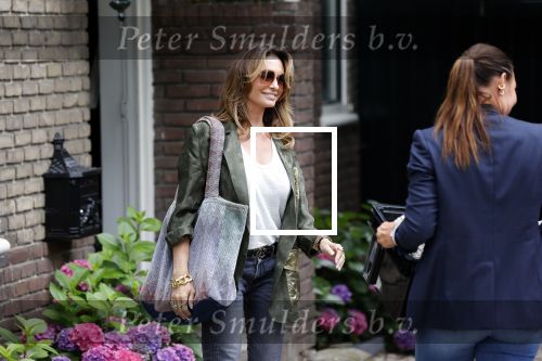 Huizen 25 juli 2020
Leontine Borsato met interieur designer Olga Wintermans bij haar nieuw huis .