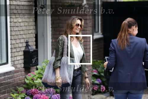 Huizen 25 juli 2020
Leontine Borsato met interieur designer Olga Wintermans bij haar nieuw huis .