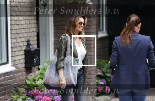 Huizen 25 juli 2020
Leontine Borsato met interieur designer Olga Wintermans bij haar nieuw huis .