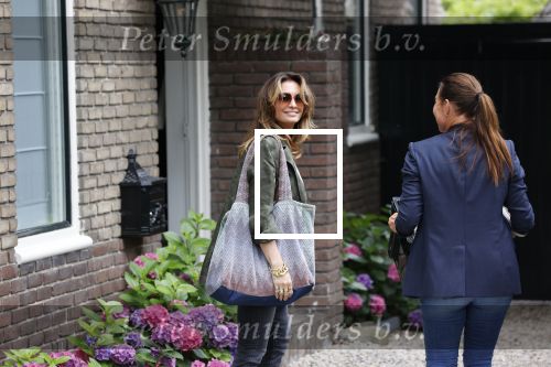 Huizen 25 juli 2020
Leontine Borsato met interieur designer Olga Wintermans bij haar nieuw huis .