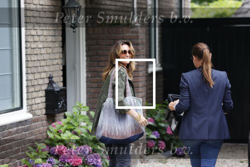 Huizen 25 juli 2020
Leontine Borsato met interieur designer Olga Wintermans bij haar nieuw huis .