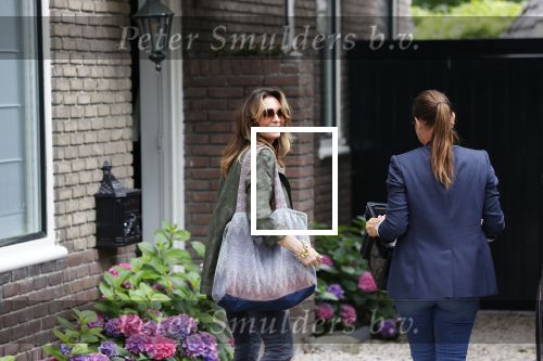 Huizen 25 juli 2020
Leontine Borsato met interieur designer Olga Wintermans bij haar nieuw huis .