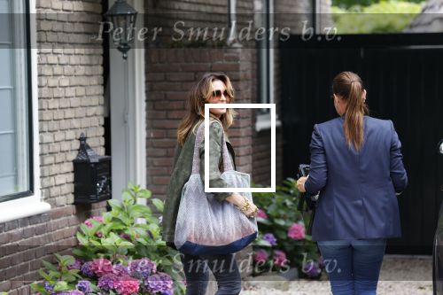 Huizen 25 juli 2020
Leontine Borsato met interieur designer Olga Wintermans bij haar nieuw huis .