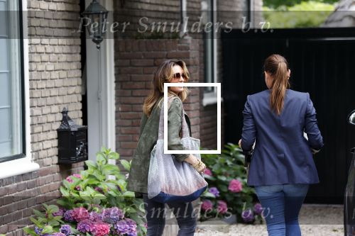 Huizen 25 juli 2020
Leontine Borsato met interieur designer Olga Wintermans bij haar nieuw huis .