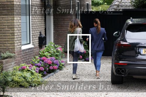 Huizen 25 juli 2020
Leontine Borsato met interieur designer Olga Wintermans bij haar nieuw huis .