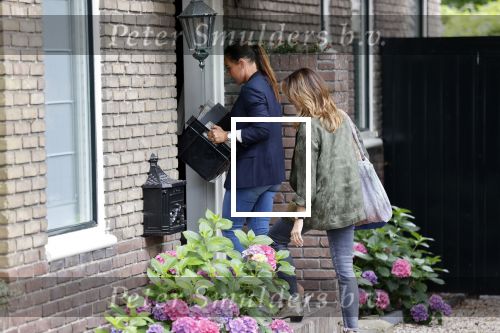 Huizen 25 juli 2020
Leontine Borsato met interieur designer Olga Wintermans bij haar nieuw huis .