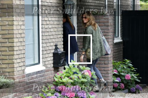 Huizen 25 juli 2020
Leontine Borsato met interieur designer Olga Wintermans bij haar nieuw huis .