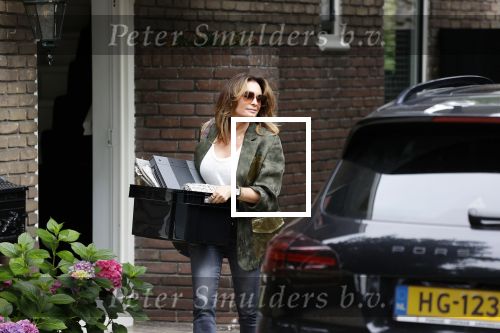 Huizen 25 juli 2020
Leontine Borsato met interieur designer Olga Wintermans bij haar nieuw huis .