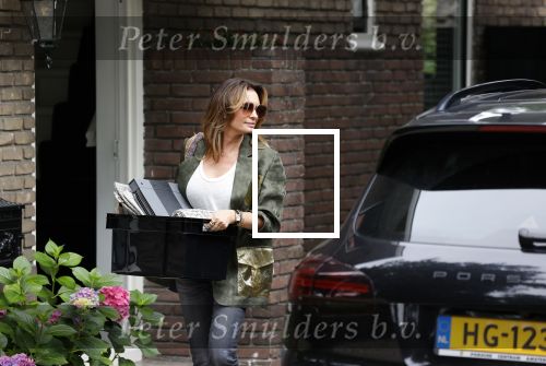 Huizen 25 juli 2020
Leontine Borsato met interieur designer Olga Wintermans bij haar nieuw huis .