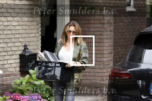Huizen 25 juli 2020
Leontine Borsato met interieur designer Olga Wintermans bij haar nieuw huis .