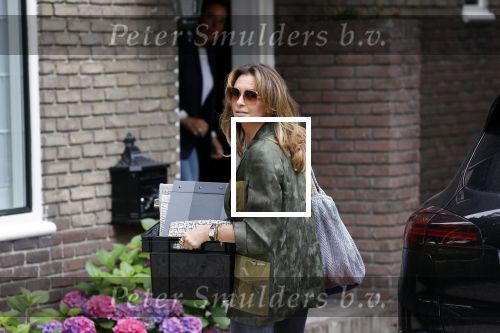 Huizen 25 juli 2020
Leontine Borsato met interieur designer Olga Wintermans bij haar nieuw huis .