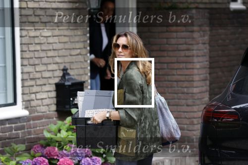 Huizen 25 juli 2020
Leontine Borsato met interieur designer Olga Wintermans bij haar nieuw huis .