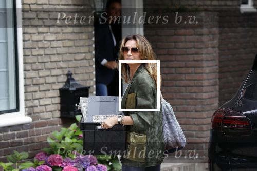 Huizen 25 juli 2020
Leontine Borsato met interieur designer Olga Wintermans bij haar nieuw huis .