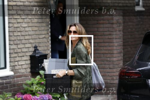 Huizen 25 juli 2020
Leontine Borsato met interieur designer Olga Wintermans bij haar nieuw huis .