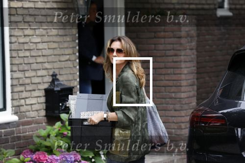 Huizen 25 juli 2020
Leontine Borsato met interieur designer Olga Wintermans bij haar nieuw huis .