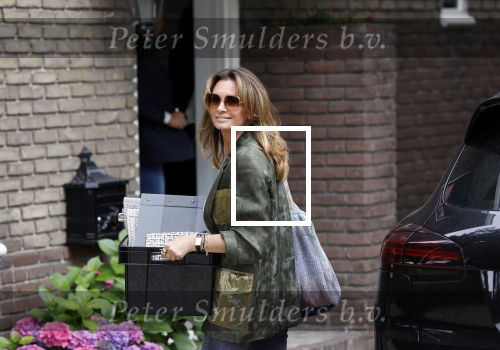 Huizen 25 juli 2020
Leontine Borsato met interieur designer Olga Wintermans bij haar nieuw huis .