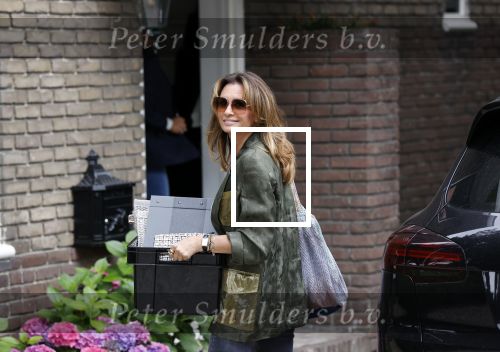 Huizen 25 juli 2020
Leontine Borsato met interieur designer Olga Wintermans bij haar nieuw huis .