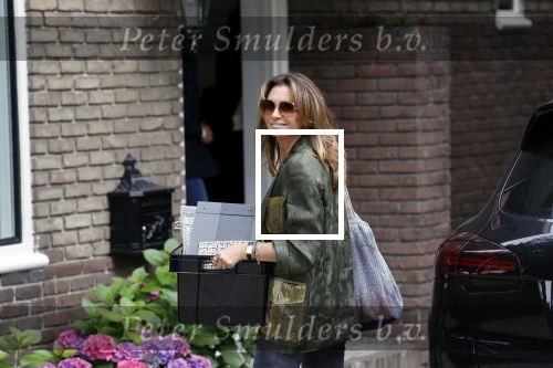 Huizen 25 juli 2020
Leontine Borsato met interieur designer Olga Wintermans bij haar nieuw huis .