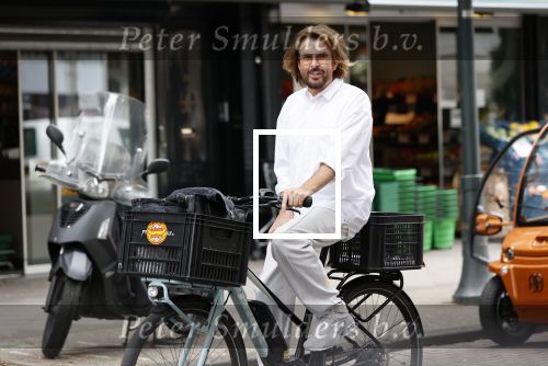 Amsterdam 22 juli 2020
Mari v d Ven op zijn fiets in Amsterdam zuid