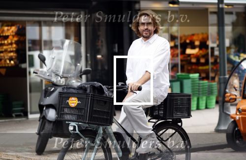 Amsterdam 22 juli 2020
Mari v d Ven op zijn fiets in Amsterdam zuid