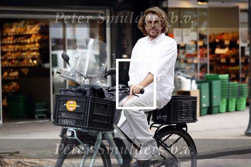 Amsterdam 22 juli 2020
Mari v d Ven op zijn fiets in Amsterdam zuid