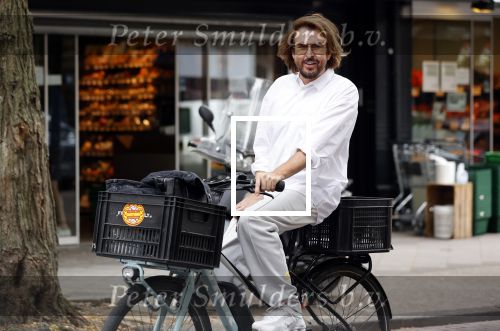 Amsterdam 22 juli 2020
Mari v d Ven op zijn fiets in Amsterdam zuid