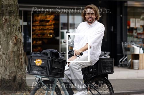Amsterdam 22 juli 2020
Mari v d Ven op zijn fiets in Amsterdam zuid
