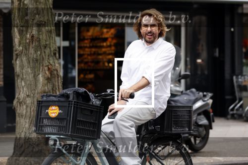 Amsterdam 22 juli 2020
Mari v d Ven op zijn fiets in Amsterdam zuid