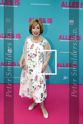 Amsterdam 29 juli 2020
Premiere alles is zoals het zou moeten zijn in euroscoop, De film is naar een boek van Daphne Deckers. Marijke Helwegen kwam met een kennis