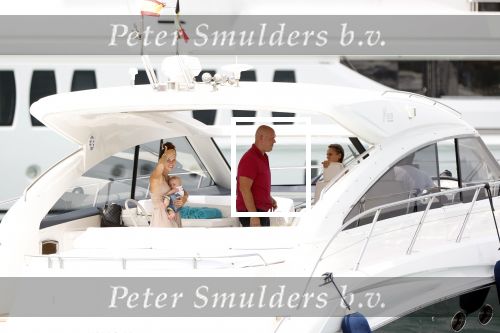ibiza 1 augustus 2020
Michael v Gerwen en zijn vrouw Daphne met hun kinderen Zoe en Mike op ibiza . Ze gingen heerlijk met een boot varen