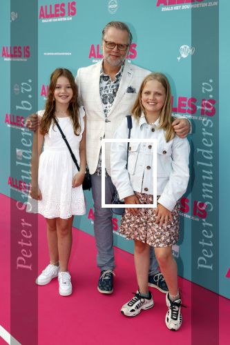 Amsterdam 29 juli 2020
Premiere alles is zoals het zou moeten zijn in euroscoop, De film is naar een boek van Daphne Deckers. Patrick Stoof kwam met zijn dochter