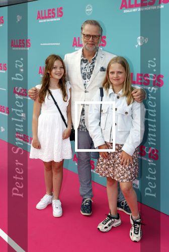 Amsterdam 29 juli 2020
Premiere alles is zoals het zou moeten zijn in euroscoop, De film is naar een boek van Daphne Deckers. Patrick Stoof kwam met zijn dochter