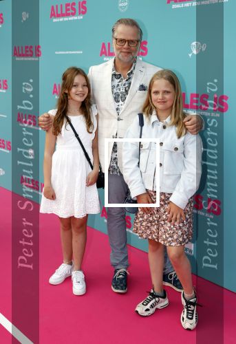 Amsterdam 29 juli 2020
Premiere alles is zoals het zou moeten zijn in euroscoop, De film is naar een boek van Daphne Deckers. Patrick Stoof kwam met zijn dochter