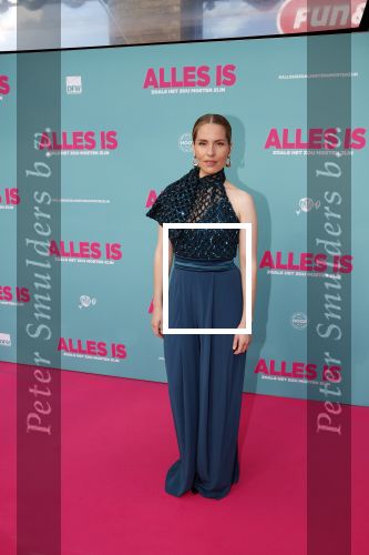 Amsterdam 29 juli 2020
Premiere alles is zoals het zou moeten zijn in euroscoop, De film is naar een boek van Daphne Deckers. Sanne Langelaar