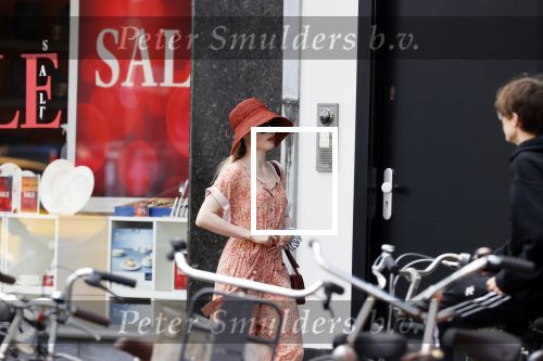 Amsterdam 28 juli 2020
Sigrid ten Napel op straat in amsterdam zuid